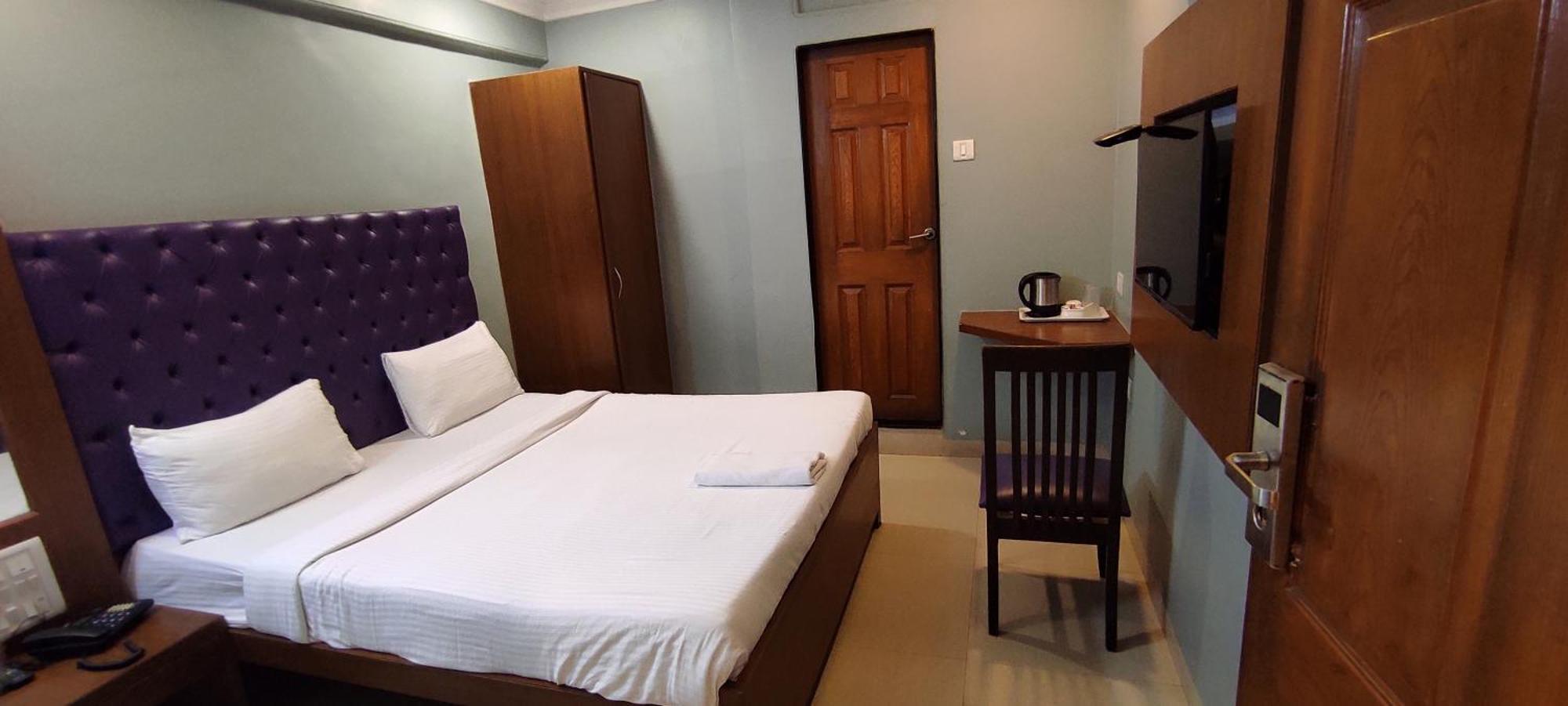 Hotel Cruz Royale Mumbai Bagian luar foto